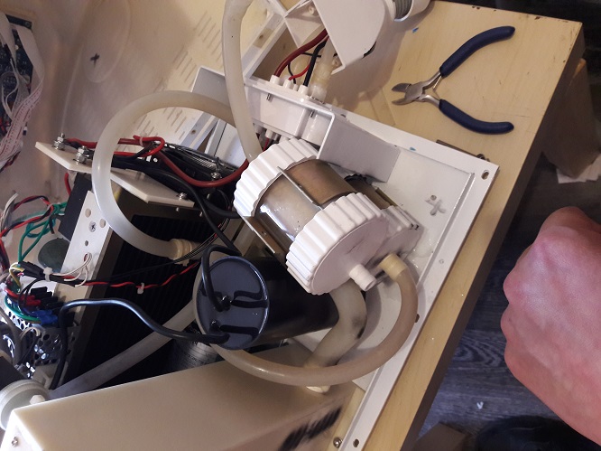 замена конденсатора в неодимовом лазера, ремонт лазеров в Краснодаре