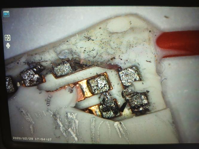 Микросъёмка охлаждающих элементов диодной ручки Пельтье-компоненты в косметологической манипуле под микроскопом