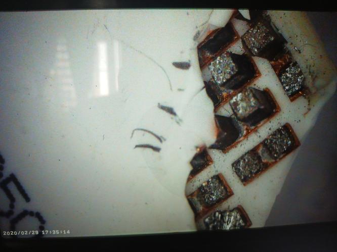 Микроскопическое изображение Пельтье-модуля ручки Под микроскопом: элементы Пельтье лазерной манипулы