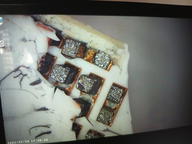 Внутренности охлаждения лазерной ручки под микроскопом Пельтье-чипы в ручке диодного лазера — увеличенный вид