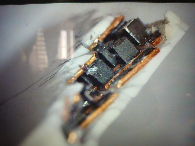 Микроскопическое фото термоэлементов лазера Охлаждающие модули Пельтье в ручке — микросъёмка