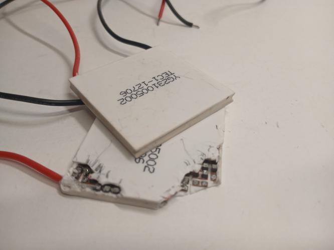 Ручка лазера с Пельтье — вид через микроскоп Пельтье-структура в диодной ручке в деталях