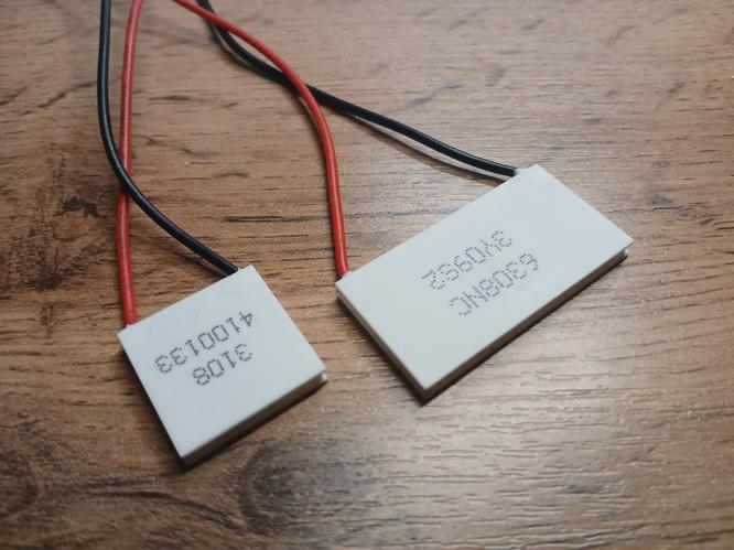 Пельтье-компоненты лазера в микроскопическом снимке Термочипы Пельтье в лазерной ручке при увеличении