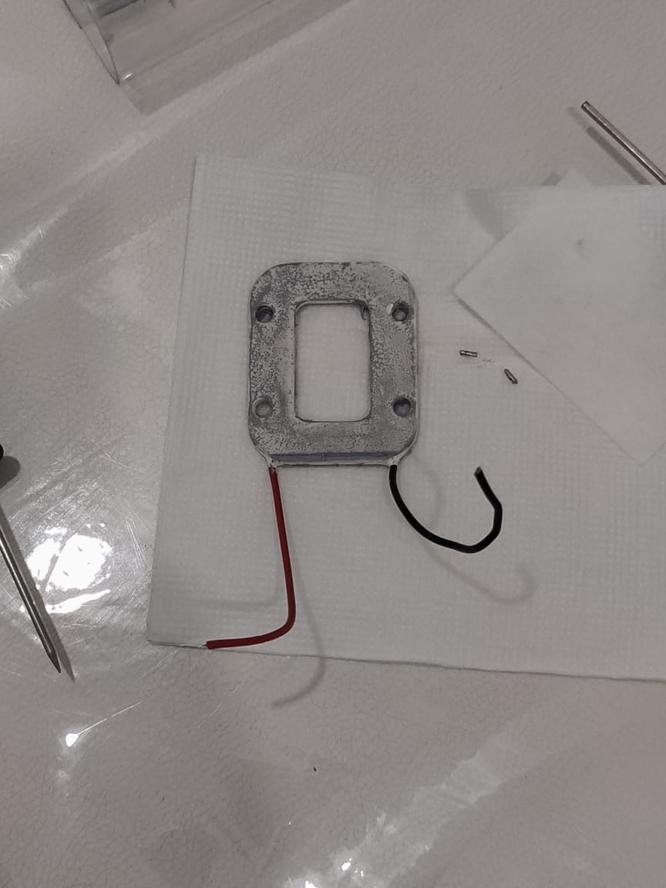 Пельтье в косметологической ручке под микроскопом Исследование элементов Пельтье в манипуле