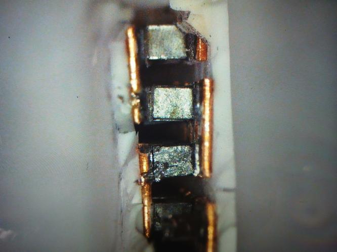 Микроизображение Пельтье-модуля ручки Элемент охлаждения лазера в микроскопическом увеличении