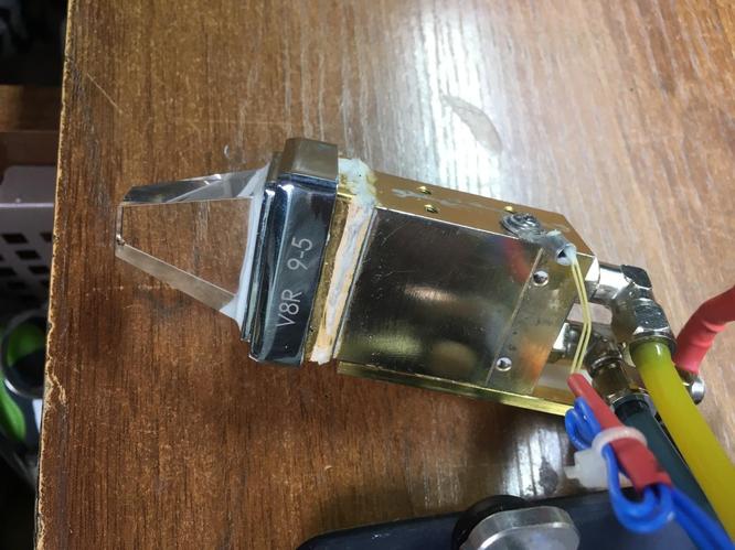 Светопередающие элементы манипулы — стекло и призма Призма и окно защиты в манипуле диодного лазера