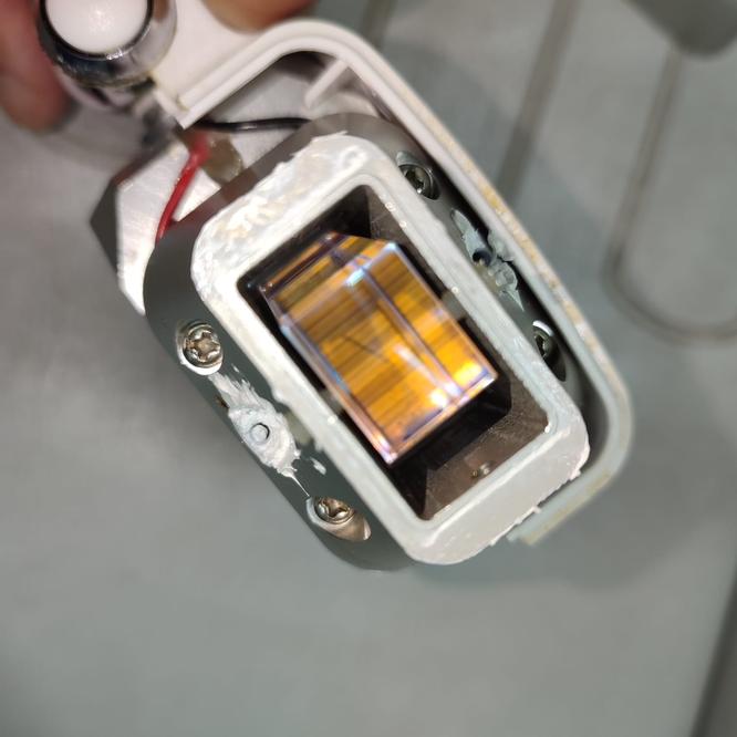 Линза и защитное окно лазерной ручки Элементы оптики манипулы лазера — призма и стекло