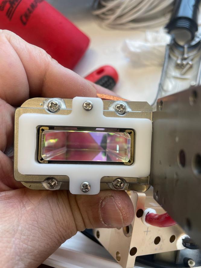 Комбинация призмы и стекла в лазерной ручке Защита лазера — стекло и преломляющая призма